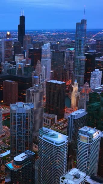 大都市建筑的窗户上出现了灯光 从空中看芝加哥市中心漂亮的摩天大楼 垂直录像 — 图库视频影像
