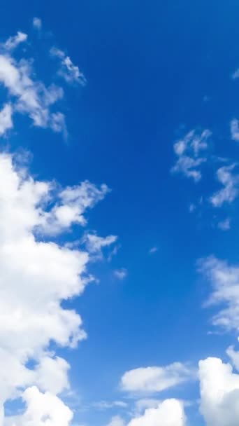 Cielos Sorprendentemente Azules Con Nubes Dramáticas Nubes Suaves Esponjosas Moviéndose — Vídeos de Stock