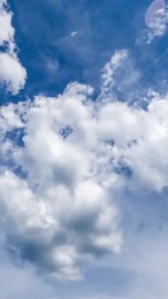 Vackra Fluffiga Moln Ändrar Form Himlen Mjuk Molnlandskap Strålarna Ljusa — Stockvideo