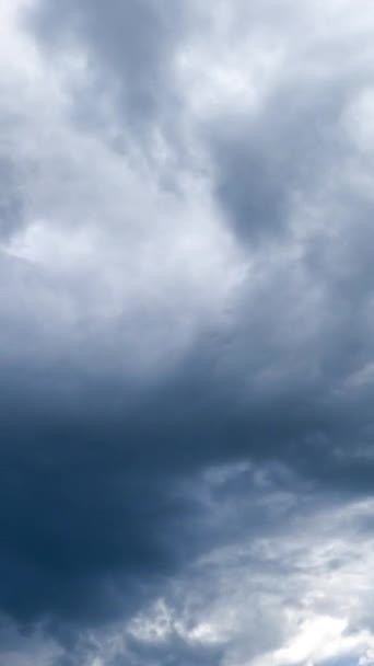 Серый Драматический Облачный Пейзаж Затеняющий Солнце Кучевые Облака Собираются Густом — стоковое видео