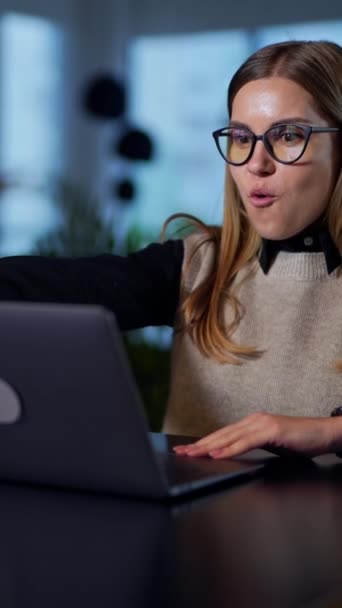Funcionária Abre Laptop Exclama Surpresa Jovem Feliz Aplaudindo Sorrindo Gesticulando — Vídeo de Stock