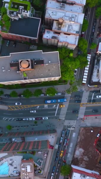 黄色出租车在街上和其他交通工具一起行驶 纽约的房间在白天 鸟瞰全景 垂直录像 — 图库视频影像