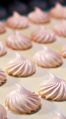 Yiyecek fabrikasındaki otomasyon hattından lokum şekeri çıkıyor. Enfes tatlılar bulanık arka planda kapanıyor. Dikey video