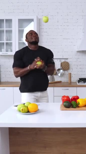 Casal Diverso Divertindo Cozinha Casa Homem Afro Americano Musculoso Tentar — Vídeo de Stock