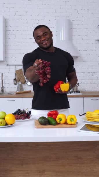 Forte Ajuste Afro Americano Cozinha Mesa Com Comida Orgânica Homem — Vídeo de Stock