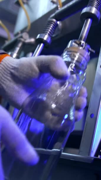 Стеклянные Бутылки Ставятся Автоматическую Систему Наполнения Свежеприготовленный Яблочный Сок Наливали — стоковое видео