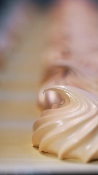 Fehér Zefír Cukorkákat Gyártanak Modern Cukrászdában Tejszínes Édességek Mozognak Szállítószalagon — Stock videók