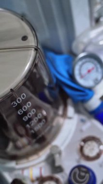 Akciğer havalandırma makinesi. Hastanede anestezi makinesi vantilatörü var. Nefes almak için yavaş hareket eden tıbbi cihazlar. Yakın plan. Dikey video
