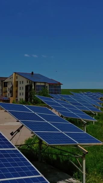Rząd Ogniw Słonecznych Zielonej Trawie Panele Fotowoltaiczne Wytwarzania Czystej Energii — Wideo stockowe