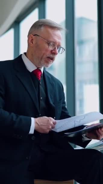 Θυμωμένος Επιχειρηματίας Στο Γραφείο Ώριμος Άνδρας Κομψό Κοστούμι Γίνεται Νευρικός — Αρχείο Βίντεο