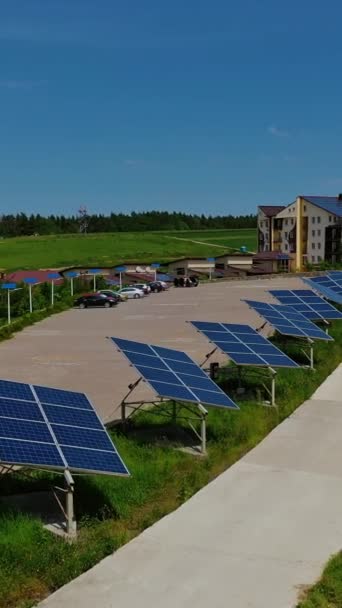 自然の中で未来的な太陽電池パネル 太陽からのクリーンエネルギーを受け取るために日当たりの良い電池が付いている現代の複合体 再生可能エネルギー源 バーティカルビデオ — ストック動画