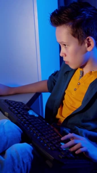 Entretenimento Infantil Rapaz Está Jogar Videojogos Casa Menino Adolescente Sentado — Vídeo de Stock