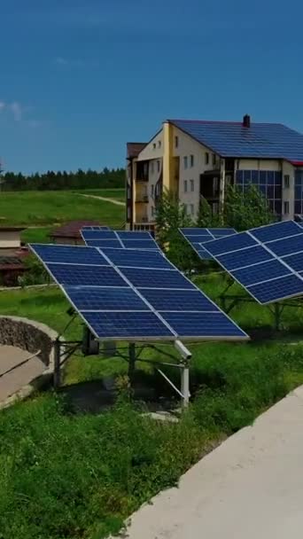 Paneles Solares Campo Verde Moderna Planta Energía Solar Techo Casa — Vídeos de Stock