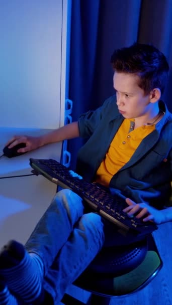 Adolescente Está Desfrutando Jogos Computador Casa Menino Jogando Videogames Computador — Vídeo de Stock
