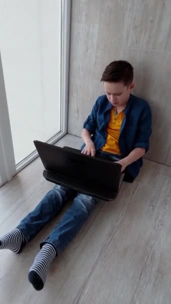 Adolescente Com Laptop Uma Varanda Rapaz Sentado Chão Perto Janela — Vídeo de Stock
