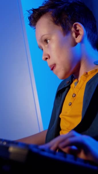 Garoto Animado Jogando Ganhando Videogame Online Adolescente Sentado Confortavelmente Casa — Vídeo de Stock