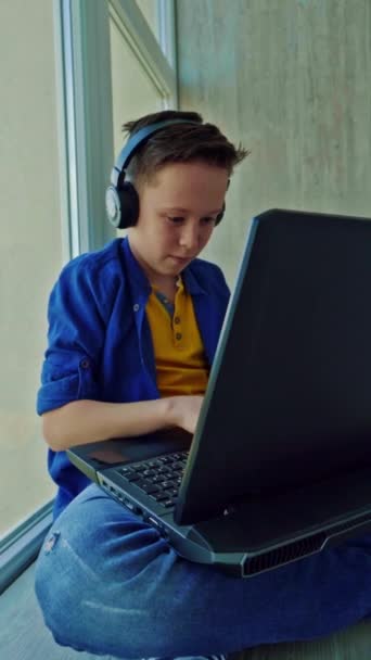 Adolescente Joga Jogos Gadget Moderno Casa Menino Com Fones Ouvido — Vídeo de Stock