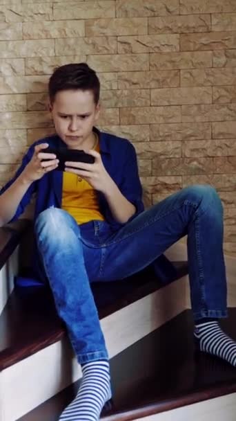 Adolescente Brincar Telefone Nas Escadas Menino Sentado Uma Escada Casa — Vídeo de Stock