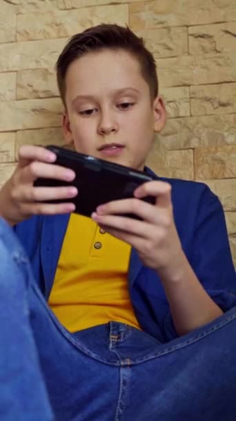 Retrato Menino Com Smartphone Casa Adolescente Está Jogando Seu Telefone — Vídeo de Stock