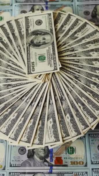 现金背景 在美国100美元钞票的背景下 围绕着100美元钞票旋转 成功的生意垂直录像 — 图库视频影像