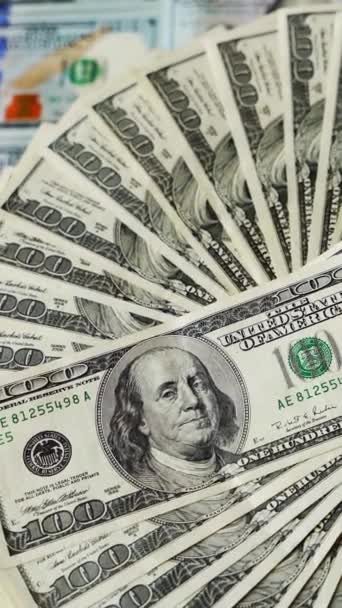 富有的美元背景 一百美元钞票以圆形的方式旋转着 美国钱在桌子上 美元货币旋转 垂直录像 — 图库视频影像