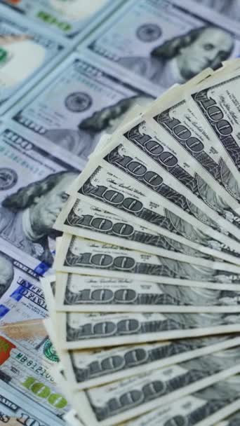 ドル背景について 100ドルの紙幣が回転している 紙幣が回転する アメリカの数百ドルがノミネートされた バーティカルビデオ — ストック動画