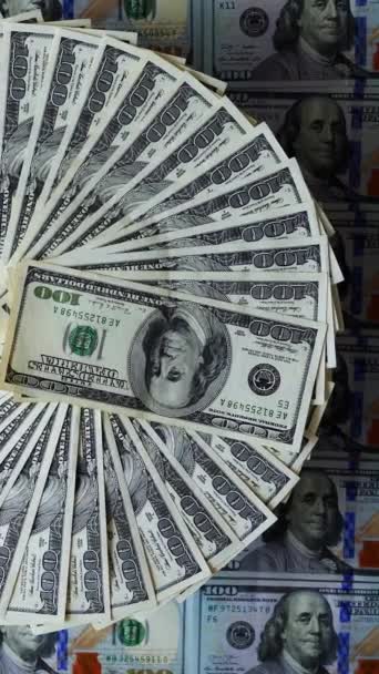 资金周转的最高视图 美国100美元钞票的丰富背景 以彩色美元为背景的美元钞票 垂直录像 — 图库视频影像
