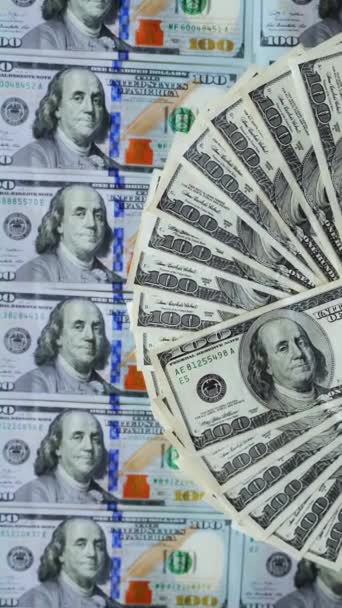 サークルに100ドル札がある 100のアメリカの紙幣の財政的背景 ニッケルに置かれた現金紙幣が回転する バーティカルビデオ — ストック動画