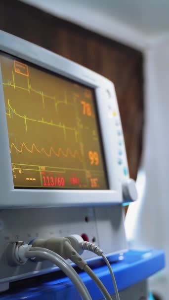 集中治療ユニットの外科モニター 病院の部屋で患者の心拍を示す医療機器 医療コンセプト バーティカルビデオ — ストック動画