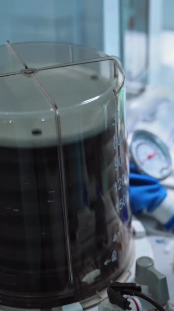 重症监护病房的隆美电机肺通气人工机械的运动 急救部门的医疗设备 垂直录像 — 图库视频影像