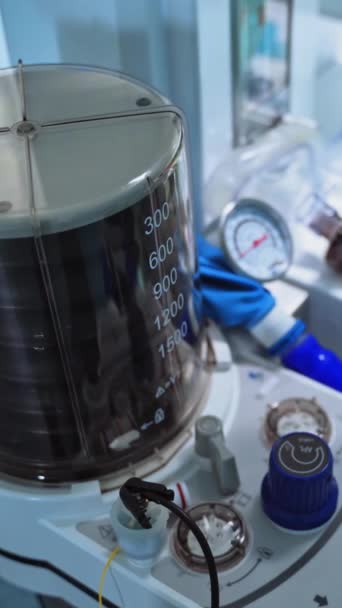 集中治療ユニットの医療機器 オペレーティングルーム内の麻酔機の換気器 病院で働く人工肺換気 トップビュー バーティカルビデオ — ストック動画