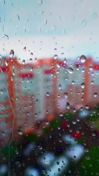 Pencere Camında Yağmur Damlacıkları Renkli Şehir Binalarının Arka Planına Yağan — Stok video