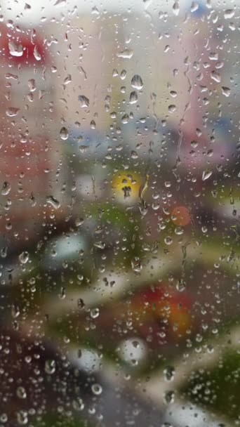 Nasses Fenster Auf Verschwommenem Stadthintergrund Regentropfen Die Bei Regnerischem Wetter — Stockvideo