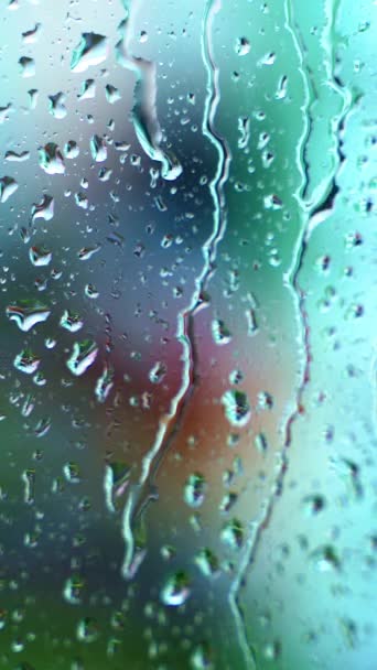 Wasser Fließt Auf Ein Glasfenster Herab Regentropfen Auf Fensterscheiben Regenwetter — Stockvideo