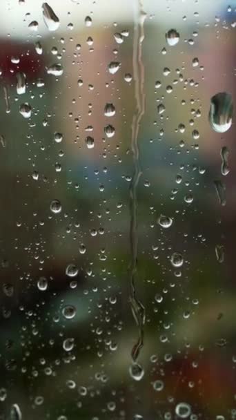 Yağmur Sırasında Cam Damlacıkları Dışarıdaki Bulanık Zemine Yağmur Damlaları Düşüyor — Stok video