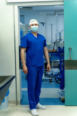 Profesyonel tıp işçisi. Maskeli yakışıklı doktorun portresi..