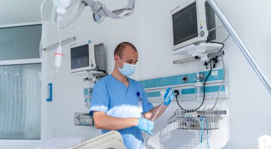 Hastane maske kontrol ekipmanları uzmanı. Tıbbi profesyonel uzman portresi..