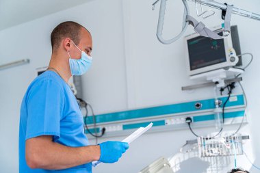 Tıbbi uzman portresi. Hastane maske kontrol ekipmanları uzmanı..