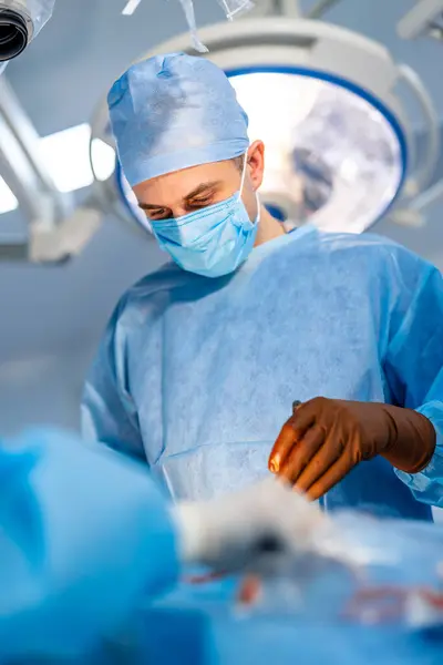 Chirurgo Professionista Che Esegue Operazione Uniforme Sterile Maschera Indossando — Foto Stock