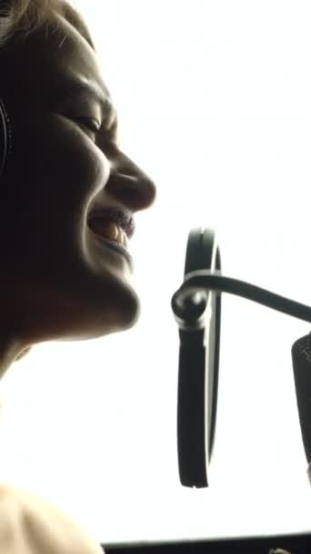 Profesyonel Bir Kayıt Stüdyosunda Şarkı Kaydeden Genç Güzel Bir Şarkıcı — Stok video