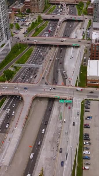何百台もの車が道路や駐車場で素晴らしいシカゴを駐車しています スカイウェイの橋で横断された広い多車線道路 トップビュー バーティカルビデオ — ストック動画