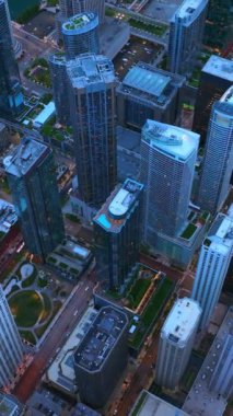 Alacakaranlık vakti Chicago 'nun hoş manzarası. Görkemli gökdelenlerin ve güzel bölgelerin üzerinde uçuyor. Kuş bakışı. Dikey video