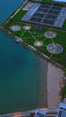 Michigan Gölü 'nün kıyısındaki güzel yeşil alanlar ve lunapark. Havadan bakıldığında gölün muhteşem turkuaz suyu. Dikey video