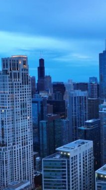 Chicago 'nun panoramik görüntüsü mavi renkli. Hava perspektifinden şehrin alacakaranlıkta inanılmaz manzarası. Dikey video