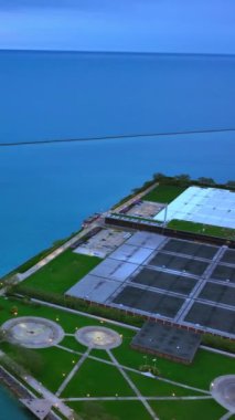 Chicago rıhtımından Michigan Gölü 'nün muhteşem manzarası. Suyun maviliğinde yalnız bir tekne. Dikey video