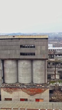 Askerî eylemlerden sonra büyük bir şehirde terk edilmiş binalarla ıssız bölge üzerinde kuşlar uçuyor. Harap şehrin üzerinde uçuyor Dikey video