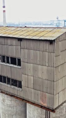 Savaştan sonra neredeyse şehirdeki eski boş fabrikanın üzerinden uçmak mahvoluyordu. Penceresi olmayan eski terk edilmiş binalar yıkılıyor. Kamera dikey video etrafında hareket eder