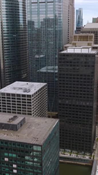 Edifício Enorme Perto Outro Área Densamente Construída Moderna Chicago Illinois — Vídeo de Stock