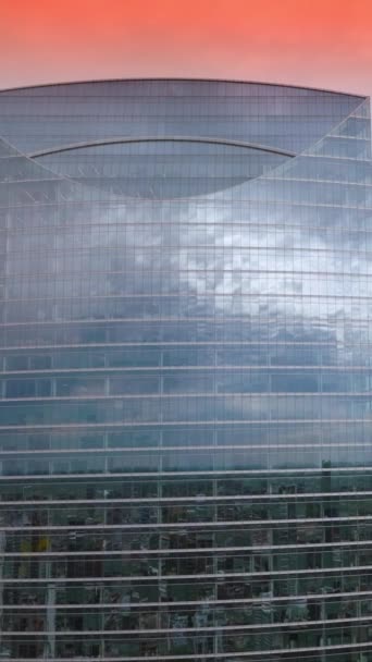 Chicago Gökdelenlerinin Ayna Camlarına Yansıyan Bulut Manzarası Pembe Gökyüzünün Arka — Stok video