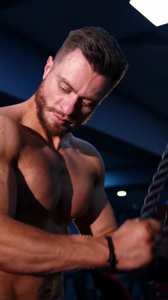 Fitness Homme Pompage Les Muscles Des Bras Bodybuilder Faire Des — Video